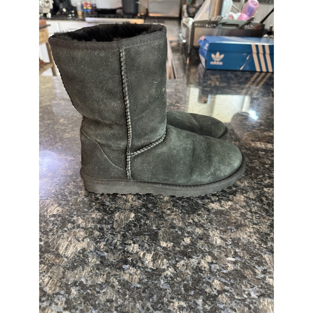 UGG Australia Women's Boot Classic Short 5825 Size 8 Black EUR 39 UK 6.5